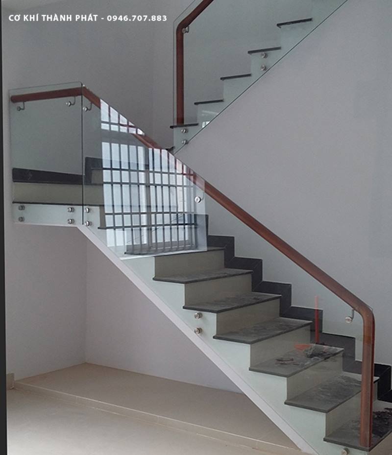 Cau thang kinh dep - Co khi Ninh Binh