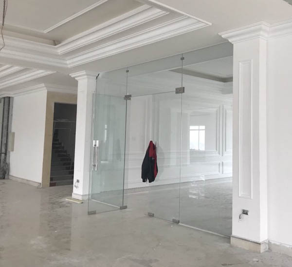 cửa kính cường lực mở quay